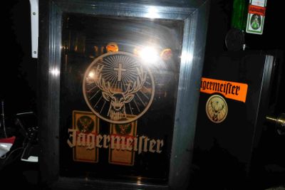 une photo d'un distributeur de bière sur lequel figure une horloge
