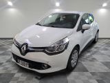 la voiture blanche est garée dans le garage sur le sol en damier