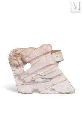 sculpture en marbre représentant un oiseau posé sur un rocher, sur fond blanc