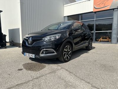 une voiture noire garée devant un bâtiment
