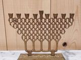 une menorah en laiton à cinq branches