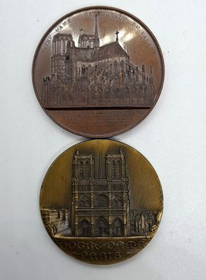 deux médailles sur lesquelles figurent l'image d'une église et celle d'un bâtiment