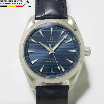 gros plan d'une montre-bracelet avec un cadran bleu