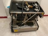 une photo d'une machine à café posée sur un sol carrelé