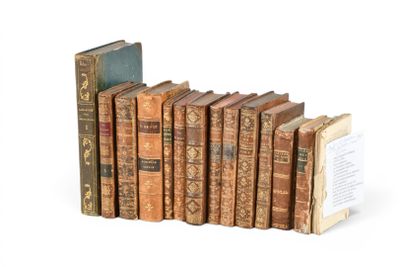 plusieurs vieux livres sont alignés sur une surface blanche