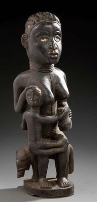 l'image d'une statue représentant une femme tenant un enfant dans ses bras