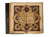 un livre ouvert sur lequel figurent des caractères arabes