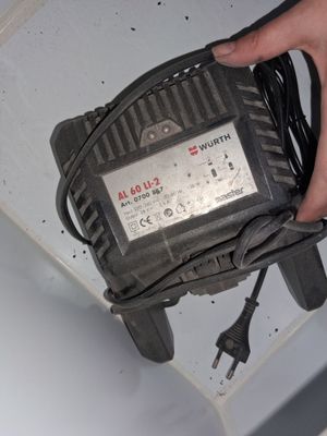 une personne qui tient un chargeur à la main