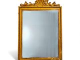 une image représentant un miroir à cadre doré sur fond blanc
