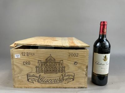 une boîte en bois avec une bouteille de vin à côté