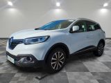 un SUV Renault Kad blanc garé dans un garage