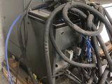 un tas de câbles posés sur une palette dans un garage
