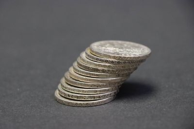 une pile de pièces empilées les unes sur les autres