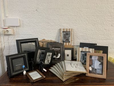 une table sur laquelle sont posés plusieurs cadres photo