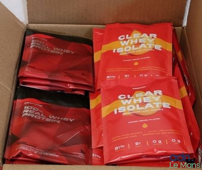 une boîte contenant des sachets d'isolat de lactosérum transparent