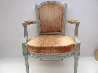 une image représentant une chaise verte avec une assise marron et un coussin marron