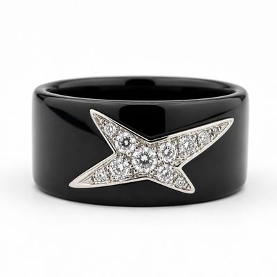 un gros plan d'une bague ornée d'une étoile