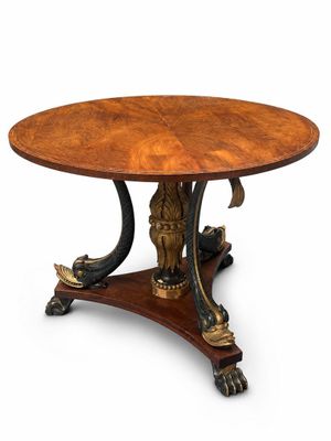 une table à manger ronde avec un plateau en bois et des pieds en métal