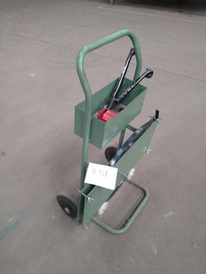 un petit chariot vert sur lequel sont posés une paire de skis