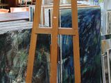 un chevalet en bois sur lequel est posé un tableau, dans une pièce