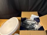 une boîte en carton contenant des toilettes et d'autres objets