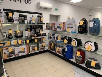 de nombreux articles à vendre sur les étagères du magasin