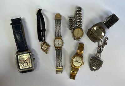 plusieurs types de montres sur une surface blanche