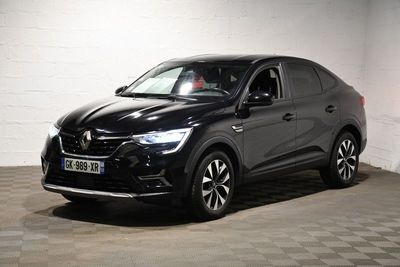 Le SUV noir est garé dans une grande pièce au sol carrelé en damier.