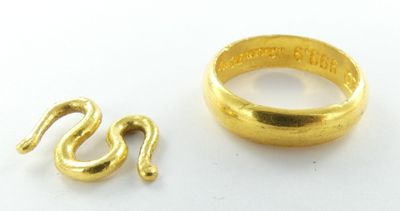 une image représentant une bague en or ornée d'un serpent