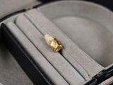 une bague dans un écrin contenant une pièce en or