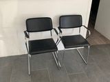 deux chaises noires placées devant un miroir