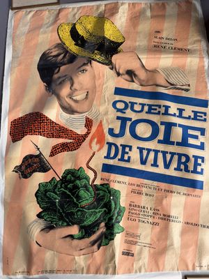 une affiche représentant une femme tenant une botte de laitue