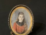 portrait d'une jeune fille en robe rouge, dans un cadre doré