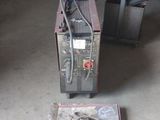 une machine posée sur le sol du garage
