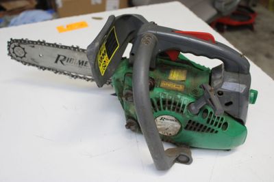 a chainsaw that is sitting on a table