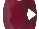 des rubis rouges taillés en ovale sur fond blanc