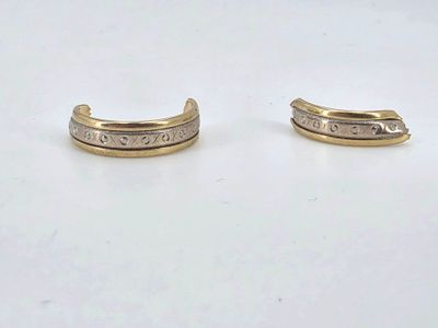 paire de deux boucles d'oreilles manchette dorées ornées d'inscriptions gravées