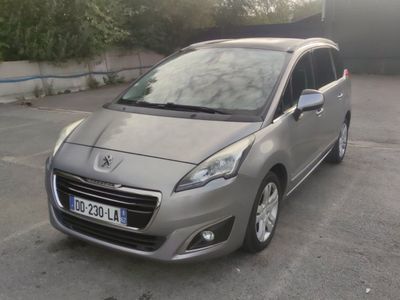 La petite voiture argentée est garée sur le parking.