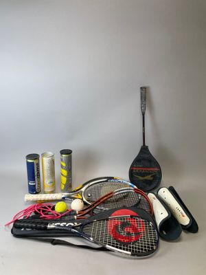 tout un tas de raquettes de tennis posées sur la table