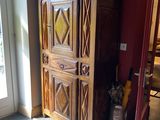 un grand meuble en bois dans le coin d'une pièce