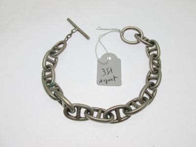 une photo d'un bracelet auquel est attachée une étiquette