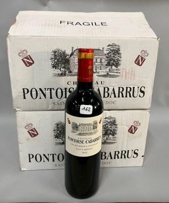 une bouteille de vin posée à côté de deux cartons de vin