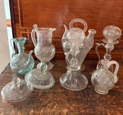 un grand nombre d'objets en verre posés sur une table