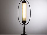 une lampe posée sur une table