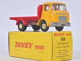 un camion jouet posé sur une boîte