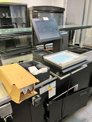 l'image d'une machine qui travaille sur une feuille de papier