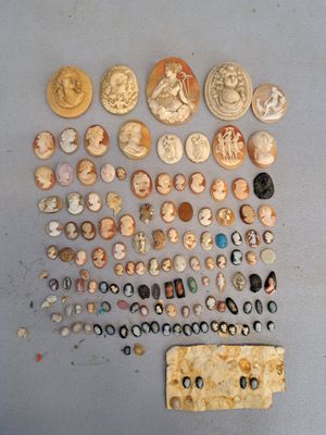 un grand nombre de boutons sur une table