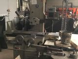 une machine qui se trouve à l'intérieur d'un bâtiment