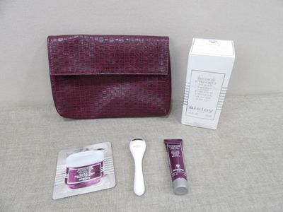 un sac à main, une brosse à dents, du dentifrice et d'autres objets posés sur une table