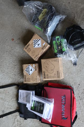 NEUF : Lot comprenant batterie EGO 1 de 4AH, 2 de 2.5AH, 2 charge...